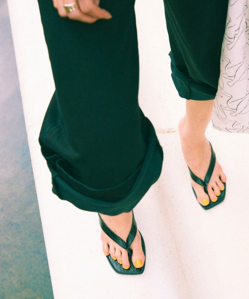 piu comoda(ピュコモダ)の「(piu comoda)トングサンダル(サンダル・レディース・ブラック/ホワイト/グリーン・37/36/39/38)」の2枚目の写真