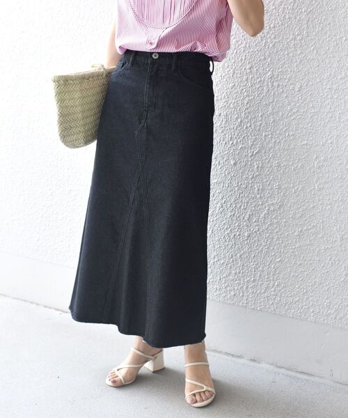 SHIPS(シップス)の「デニムロングスカート◆(デニムスカート・レディース・ブラック/ブルー・40/38/36)」の2枚目の写真