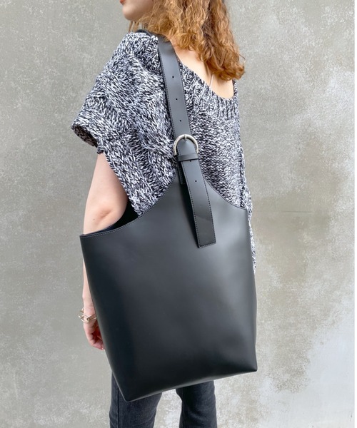 loti（ロティ）の「WEB限定 loti ワンハンドルベルトトートバッグ（トートバッグ・レディース・ベージュ/ブラック・ONE SIZE）」の2枚目の写真