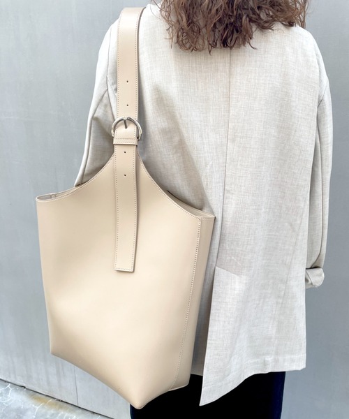 loti（ロティ）の「WEB限定 loti ワンハンドルベルトトートバッグ（トートバッグ・レディース・ベージュ/ブラック・ONE SIZE）」の6枚目の写真