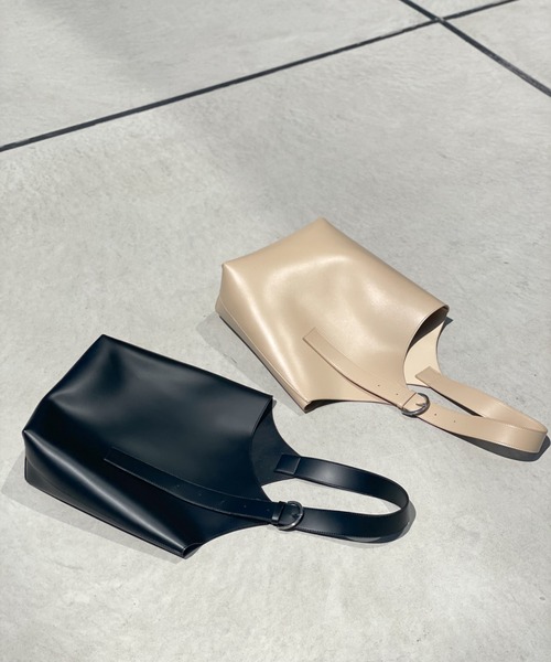 loti（ロティ）の「WEB限定 loti ワンハンドルベルトトートバッグ（トートバッグ・レディース・ベージュ/ブラック・ONE SIZE）」の7枚目の写真