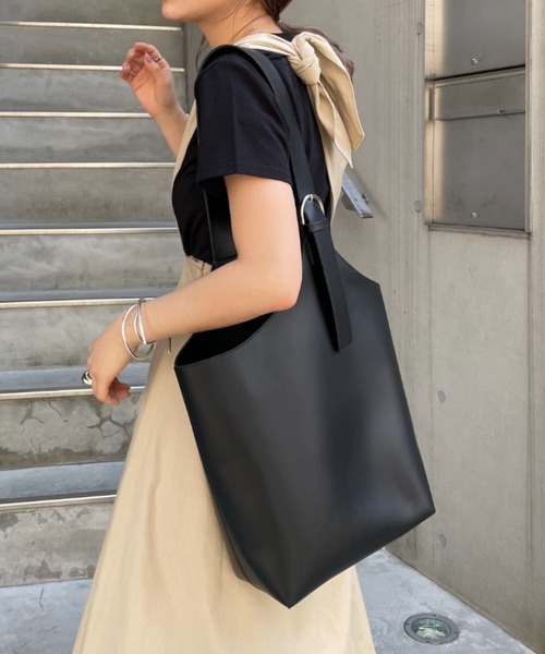 loti（ロティ）の「WEB限定 loti ワンハンドルベルトトートバッグ（トートバッグ・レディース・ベージュ/ブラック・ONE SIZE）」の11枚目の写真