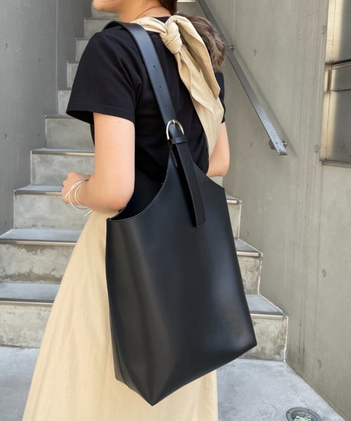 loti（ロティ）の「WEB限定 loti ワンハンドルベルトトートバッグ（トートバッグ・レディース・ベージュ/ブラック・ONE SIZE）」の12枚目の写真