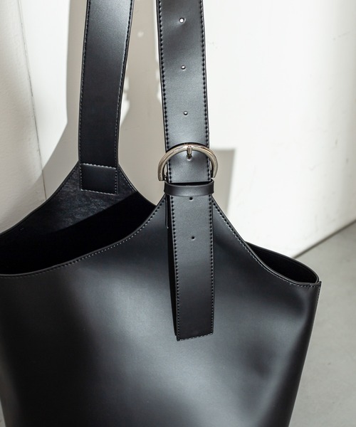 loti（ロティ）の「WEB限定 loti ワンハンドルベルトトートバッグ（トートバッグ・レディース・ベージュ/ブラック・ONE SIZE）」の17枚目の写真