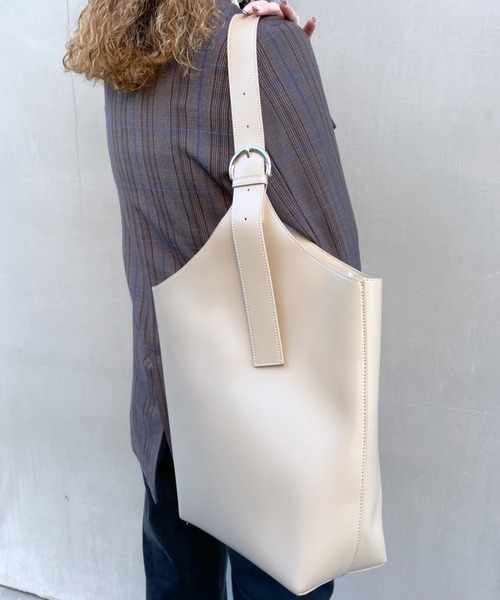 loti（ロティ）の「WEB限定 loti ワンハンドルベルトトートバッグ（トートバッグ・レディース・ベージュ/ブラック・ONE SIZE）」の5枚目の写真