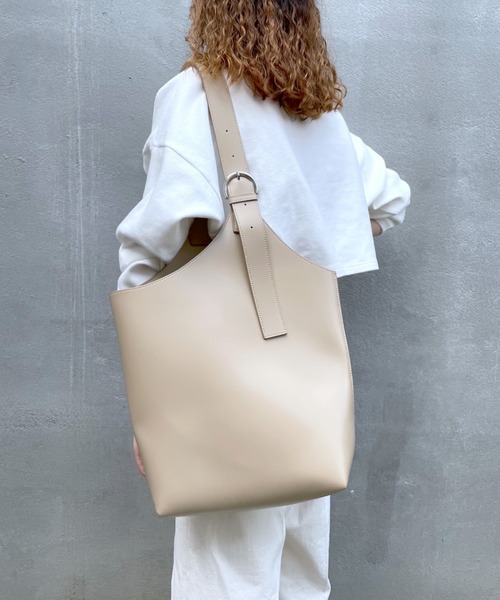 loti（ロティ）の「WEB限定 loti ワンハンドルベルトトートバッグ（トートバッグ・レディース・ベージュ/ブラック・ONE SIZE）」の3枚目の写真