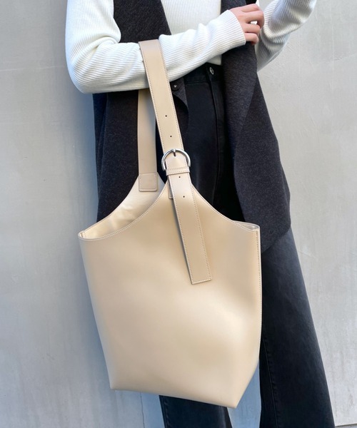 loti（ロティ）の「WEB限定 loti ワンハンドルベルトトートバッグ（トートバッグ・レディース・ベージュ/ブラック・ONE SIZE）」の4枚目の写真