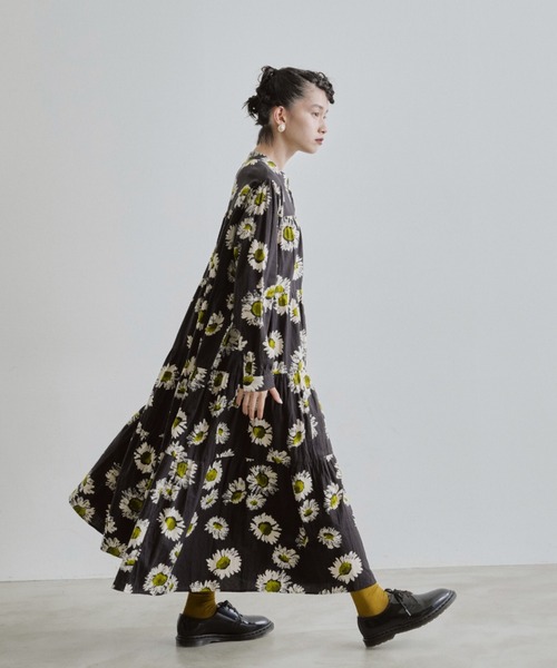 manana suerte（マニャーナスエルテ）の「オリジナルプリントティアードワンピース（ワンピース・レディース・ブラック/レッド/ブラック×ブルー・FREE）」の4枚目の写真