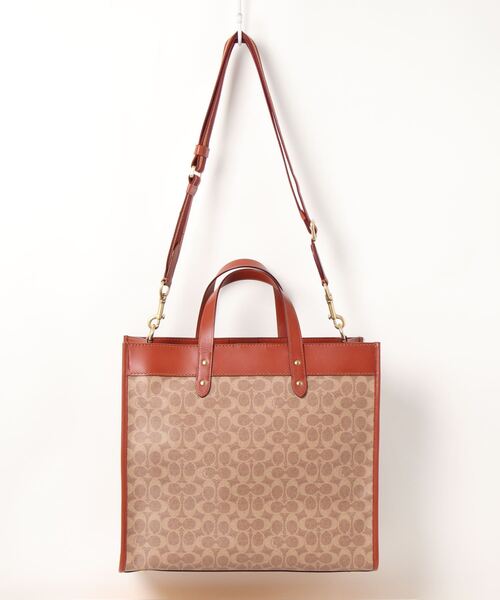 COACH コーチ フィールドトート40シグネチャーウィズ スーベニアバッチ COACH コーチ フィールドトート40シグネチャーウィズ スーベニアバッチ