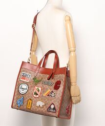 COACH（コーチ）の「フィールド トート 40 シグネチャー キャンバス
