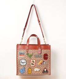 COACH コーチ フィールドトート40シグネチャーウィズ スーベニアバッチ COACH コーチ フィールドトート40シグネチャーウィズ スーベニアバッチ