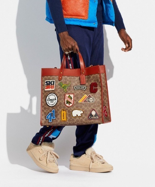 COACH（コーチ）の「フィールド トート 40 シグネチャー キャンバス