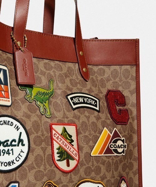 COACH（コーチ）の「フィールド トート 40 シグネチャー キャンバス
