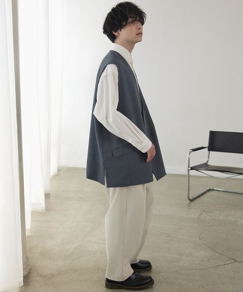 MONO-MART（モノマート）の「ナチュラルシャンブレーファブリック オーバーダブルノーカラージレベスト（ベスト・メンズ・アイボリー/グレイッシュブルー/チャコール/ブラウン・M/L）」の17枚目の写真