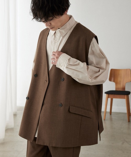 MONO-MART（モノマート）の「ナチュラルシャンブレーファブリック オーバーダブルノーカラージレベスト（ベスト・メンズ・アイボリー/グレイッシュブルー/チャコール/ブラウン・M/L）」の18枚目の写真