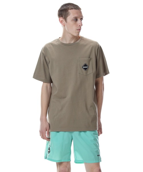 F.C.Real Bristol（エフシーレアルブリストル）の「VERTICAL LOGO POCKET TEE（Tシャツ/カットソー・メンズ・ブラック/ホワイト/ブルー/ライトブルー/ベージュ/グリーン・LARGE/MEDIUM/SMALL/X-LARGE）」の17枚目の写真