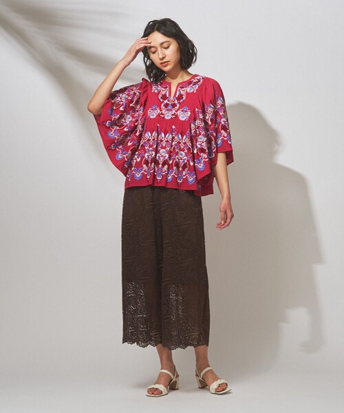 GRACE CONTINENTAL(グレースコンチネンタル)の「刺繍カフタンギャザートップ(シャツ/ブラウス・レディース・ホワイト/ピンク・36)」の1枚目の写真