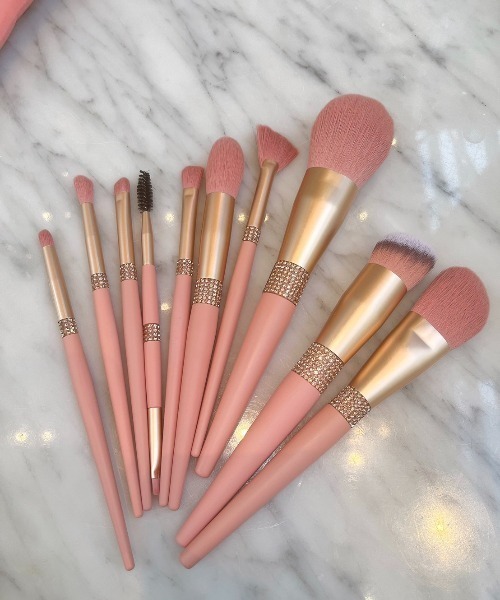 LAC-VERT（ラック・ヴェール）の「【プロ仕様】シルクビジューポーチ付きメイクブラシ（メイクブラシ・レディース・ピンク/シルバー・FREE）」の15枚目の写真