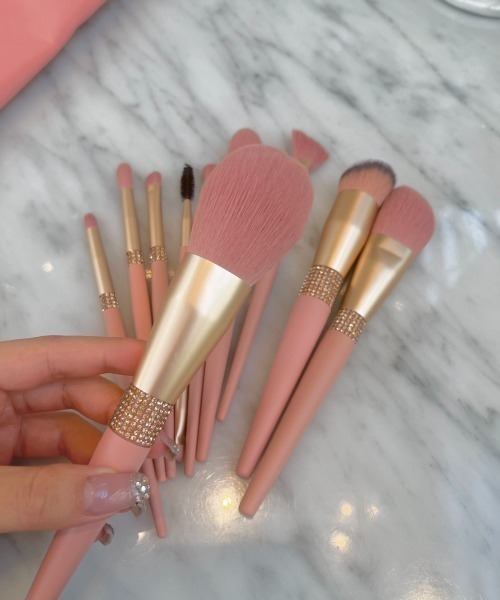 LAC-VERT（ラック・ヴェール）の「【プロ仕様】シルクビジューポーチ付きメイクブラシ（メイクブラシ・レディース・ピンク/シルバー・FREE）」の9枚目の写真