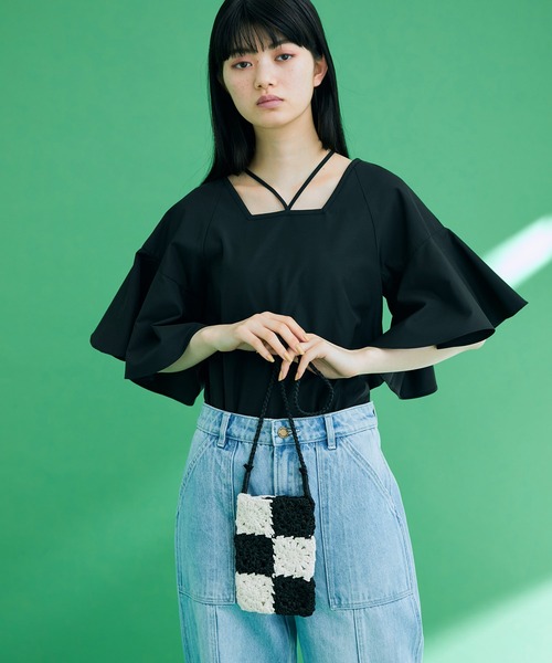 ADAM ET ROPE'（アダムエロペ）の「フラワー編みスマホポシェット（ショルダーバッグ・レディース・ブラック/オフホワイト・FREE）」の3枚目の写真