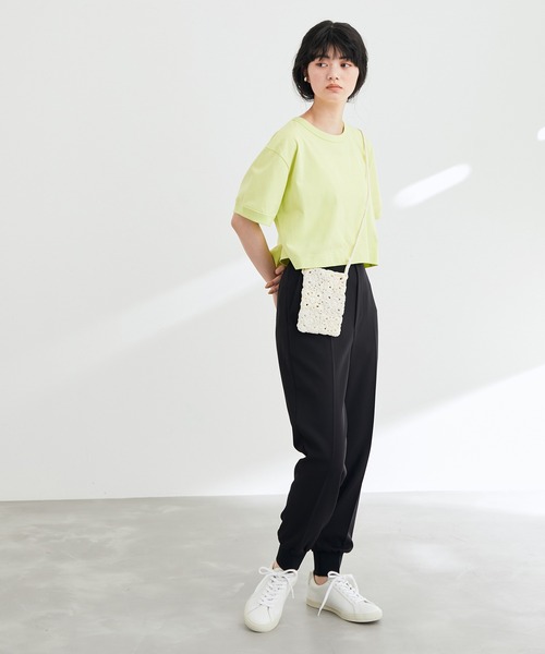 ADAM ET ROPE'（アダムエロペ）の「フラワー編みスマホポシェット（ショルダーバッグ・レディース・ブラック/オフホワイト・FREE）」の5枚目の写真