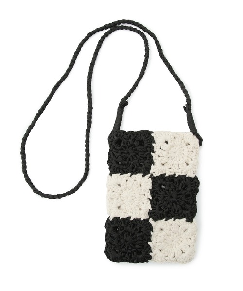 ADAM ET ROPE'（アダムエロペ）の「フラワー編みスマホポシェット（ショルダーバッグ・レディース・ブラック/オフホワイト・FREE）」の7枚目の写真