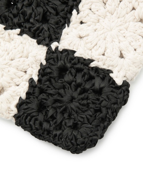 ADAM ET ROPE'（アダムエロペ）の「フラワー編みスマホポシェット（ショルダーバッグ・レディース・ブラック/オフホワイト・FREE）」の9枚目の写真