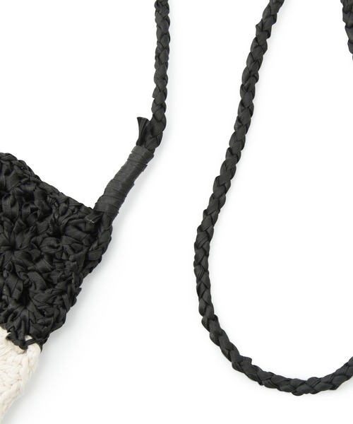 ADAM ET ROPE'（アダムエロペ）の「フラワー編みスマホポシェット（ショルダーバッグ・レディース・ブラック/オフホワイト・FREE）」の10枚目の写真