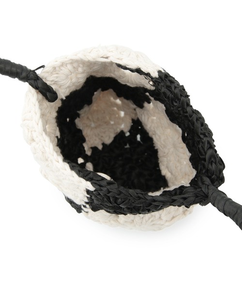 ADAM ET ROPE'（アダムエロペ）の「フラワー編みスマホポシェット（ショルダーバッグ・レディース・ブラック/オフホワイト・FREE）」の11枚目の写真