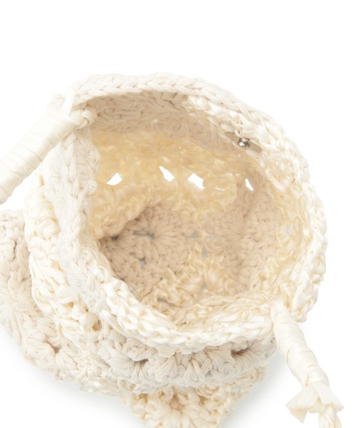 ADAM ET ROPE'（アダムエロペ）の「フラワー編みスマホポシェット（ショルダーバッグ・レディース・ブラック/オフホワイト・FREE）」の13枚目の写真