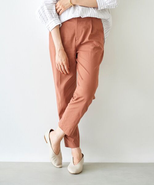 le.coeur blanc(ルクールブラン)の「アサレチックテーパードパンツ(スラックス・レディース・オレンジ/オリーブ/ネイビー・34/36/38/40)」の3枚目の写真