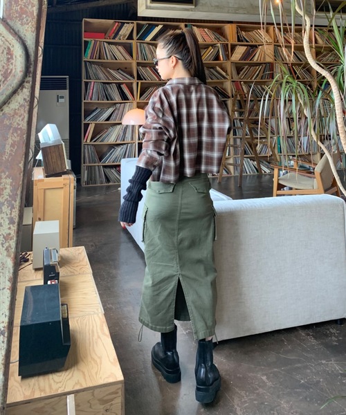 SHAGGIE（シャギー）の「サイドシャーリングミリタリーミディ丈スカート（スカート・レディース・ブラック/グレー/カーキ・SMALL/MEDIUM）」の17枚目の写真