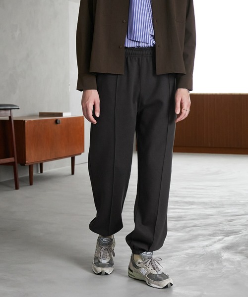 EMMA CLOTHES（エマクローズ）の「ピンタックルーズテーパードスウェットジョガーパンツ EMMA CLOTHES（スウェットパンツ・メンズ・ライラック/アイボリー/チャコール/セージグリーン/ブラック・S/M/L）」の4枚目の写真