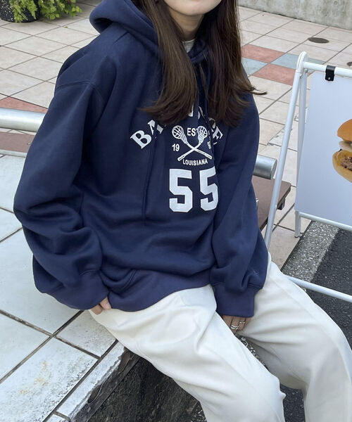 fredy emue(フレディエミュ)の「フード付きプリント起毛スウェット(スウェット・レディース・クリーム/ネイビー/グレー・38)」の1枚目の写真