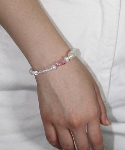 sickfumedot（シクプムドット）の「【sickfumedot 】ピーチクランキーブレスレット / Peach Crunchy Bracelet（ブレスレット・レディース・ホワイト×ピンク・17cm）」の2枚目の写真