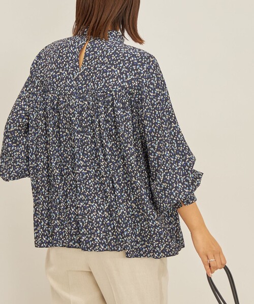 SHIPS(シップス)の「〈手洗い可能〉割繊 ハイネック プリーツ ブラウス◆(シャツ/ブラウス・レディース・ネイビー/イエロー/ダークグレー/オフホワイト・ONE SIZE)」の4枚目の写真