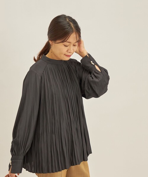 SHIPS(シップス)の「〈手洗い可能〉割繊 ハイネック プリーツ ブラウス◆(シャツ/ブラウス・レディース・ネイビー/イエロー/ダークグレー/オフホワイト・ONE SIZE)」の3枚目の写真
