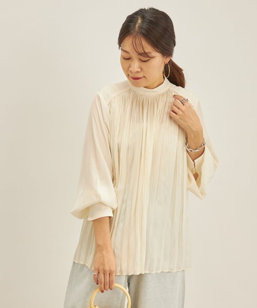 SHIPS(シップス)の「〈手洗い可能〉割繊 ハイネック プリーツ ブラウス◆(シャツ/ブラウス・レディース・ネイビー/イエロー/ダークグレー/オフホワイト・ONE SIZE)」の10枚目の写真