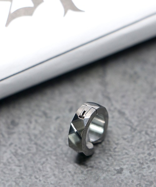 LION HEART（ライオンハート）の「LH-1 イヤーカフ（イヤーカフ・メンズ・シルバー/ブラック系その他/シルバー系その他/ブラック系その他2/ブラック系その他3/シルバー系その他2/シルバー系その他3/シルバー系その他4/ライトブラック・ONE SIZE）」の3枚目の写真