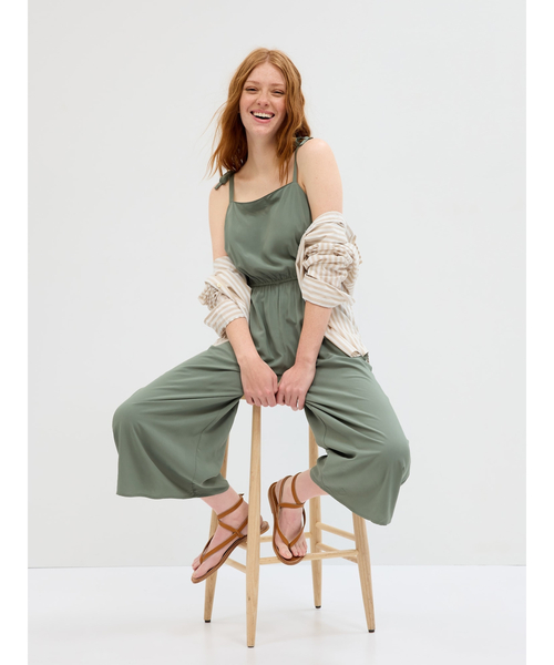 GAP(ギャップ)の「ワイド キャミソール ジャンプスーツ(サロペット/オーバーオール・レディース・ブラック/カーキ・S/XS/L/M/XXS)」の6枚目の写真
