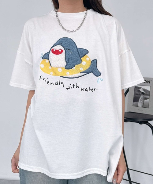 AS KNOW AS plus（アズノゥアズプラス）の「〇ふわふわアニマルTシャツ（Tシャツ/カットソー・レディース・ホワイト系2/ブラック系2/ベージュ系2/ネイビー系2/ブラック系3/ブルー系3/ホワイト系3/ベージュ系3/ホワイト系4/ブラック系4/ブルー系4/ラベンダー/ブラック系5/アイボリー系5/ホワイト系5/ブルー系5/アイボリー系6/ブルー系6/ホワイト系6/ブラック系6/ブラック系7/ブルー系7/ホワイト系7/グリーン系7/ブルー系8/ネイビー系8/ブラック系8/ホワイト系8/ホワイト系9/ブラック系9/ブルー系9/アイボリー系9/ネイビー系/ブラック系/ブルー系/ホワイト系・FREE）」の2枚目の写真