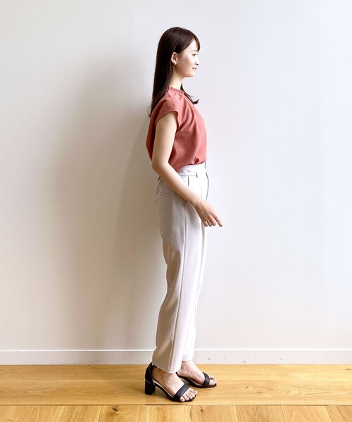 index（インデックス）の「◆リネンタッチ センタープレステーパードパンツ【イージーケア/洗濯機洗い可】（その他パンツ・レディース・ブラウン系/ライトグレー/ライトブルー/ブラック・34/36/38/40/42）」の5枚目の写真