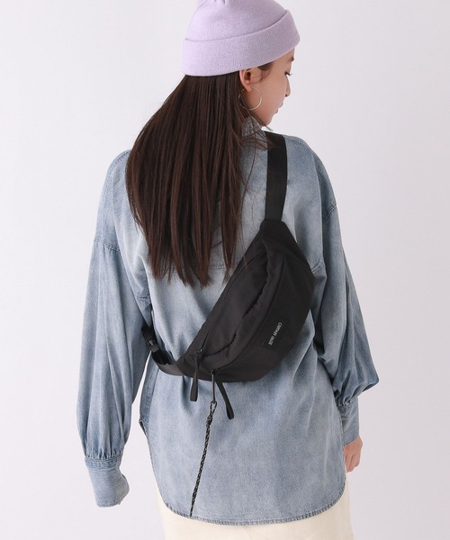 repipi armario(レピピ アルマリオ)の「シンプルボディBAG(ボディバッグ/ウエストポーチ・キッズ・アイボリー/ブラック/サックスブルー・FREE)」の1枚目の写真