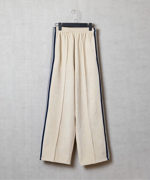 【セール】/cuffne(カフネ)/Wide straight velor track pants ワイドストレートベロアトラックパンツ(その他パンツ)|cuffne(カフネ) 【セール】/cuffne(カフネ)/Wide straight velor track pants ワイドストレートベロアトラックパンツ(その他パンツ)|cuffne(カフネ)