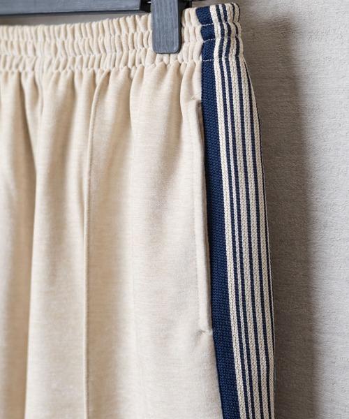 【セール】/cuffne(カフネ)/Wide straight velor track pants ワイドストレートベロアトラックパンツ(その他パンツ)|cuffne(カフネ) 【セール】/cuffne(カフネ)/Wide straight velor track pants ワイドストレートベロアトラックパンツ(その他パンツ)|cuffne(カフネ)