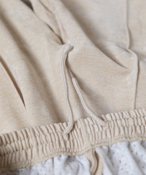 【セール】/cuffne(カフネ)/Wide straight velor track pants ワイドストレートベロアトラックパンツ(その他パンツ)|cuffne(カフネ) 【セール】/cuffne(カフネ)/Wide straight velor track pants ワイドストレートベロアトラックパンツ(その他パンツ)|cuffne(カフネ)