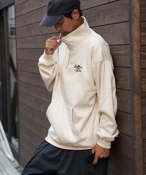 VENCEEXCHANGE（ヴァンスエクスチェンジ）の「フェイクスウェードヒゲ刺繍ハーフZIP（ポロシャツ・メンズ・グレー/チャコールグレー/オフホワイト/ブラウン・L/M）」の2枚目の写真