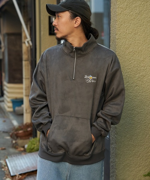 VENCEEXCHANGE（ヴァンスエクスチェンジ）の「フェイクスウェードヒゲ刺繍ハーフZIP（ポロシャツ・メンズ・グレー/チャコールグレー/オフホワイト/ブラウン・L/M）」の3枚目の写真