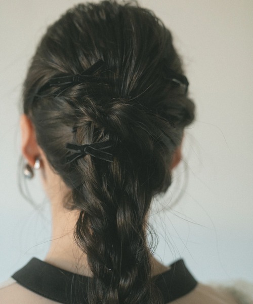 VANNIE U(ヴァニーユー)の「ベロアリボンミニヘアクリップ(バレッタ/ヘアクリップ・レディース・アイボリー/ブラック・FREE)」の2枚目の写真