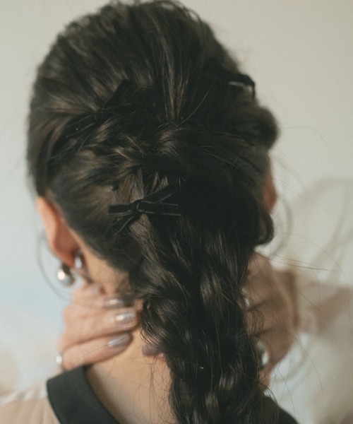 VANNIE U(ヴァニーユー)の「ベロアリボンミニヘアクリップ(バレッタ/ヘアクリップ・レディース・アイボリー/ブラック・FREE)」の8枚目の写真